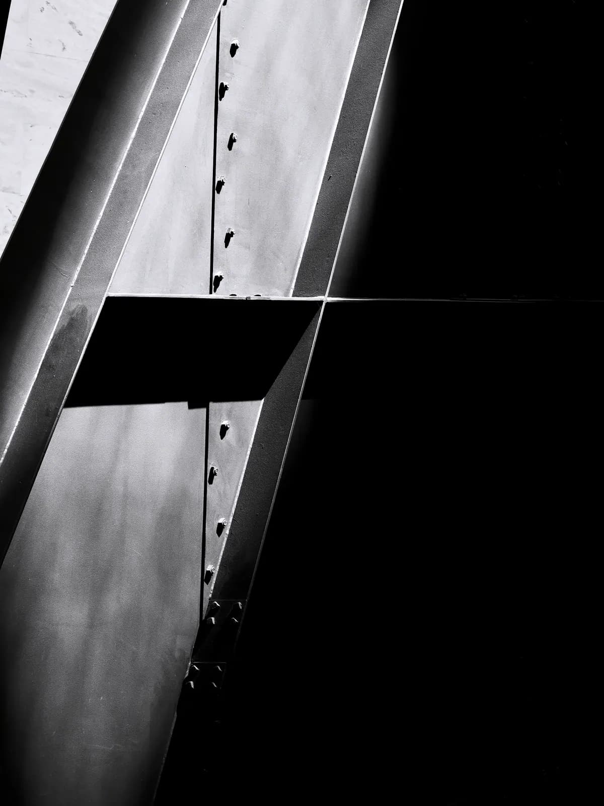 Âme de poutre en acier et raidisseurs, ligne de rivets le long de la semelle