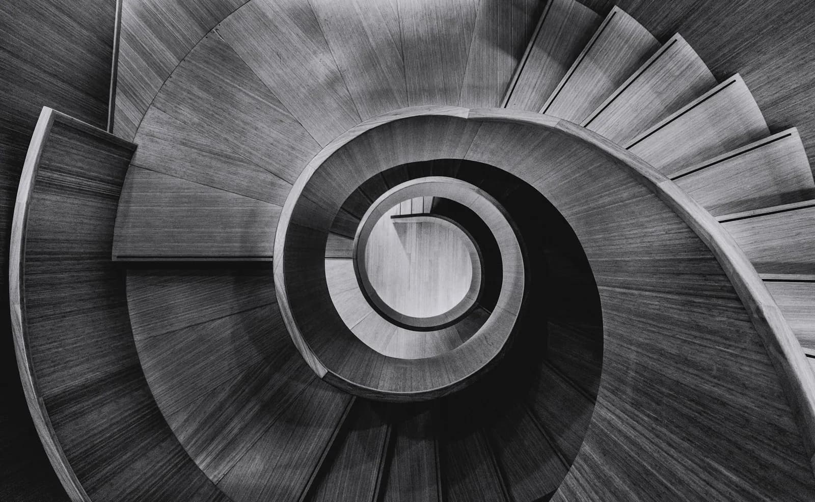 Escalier hélicoïdal vu en plongée, main courante continue et marches en spirale