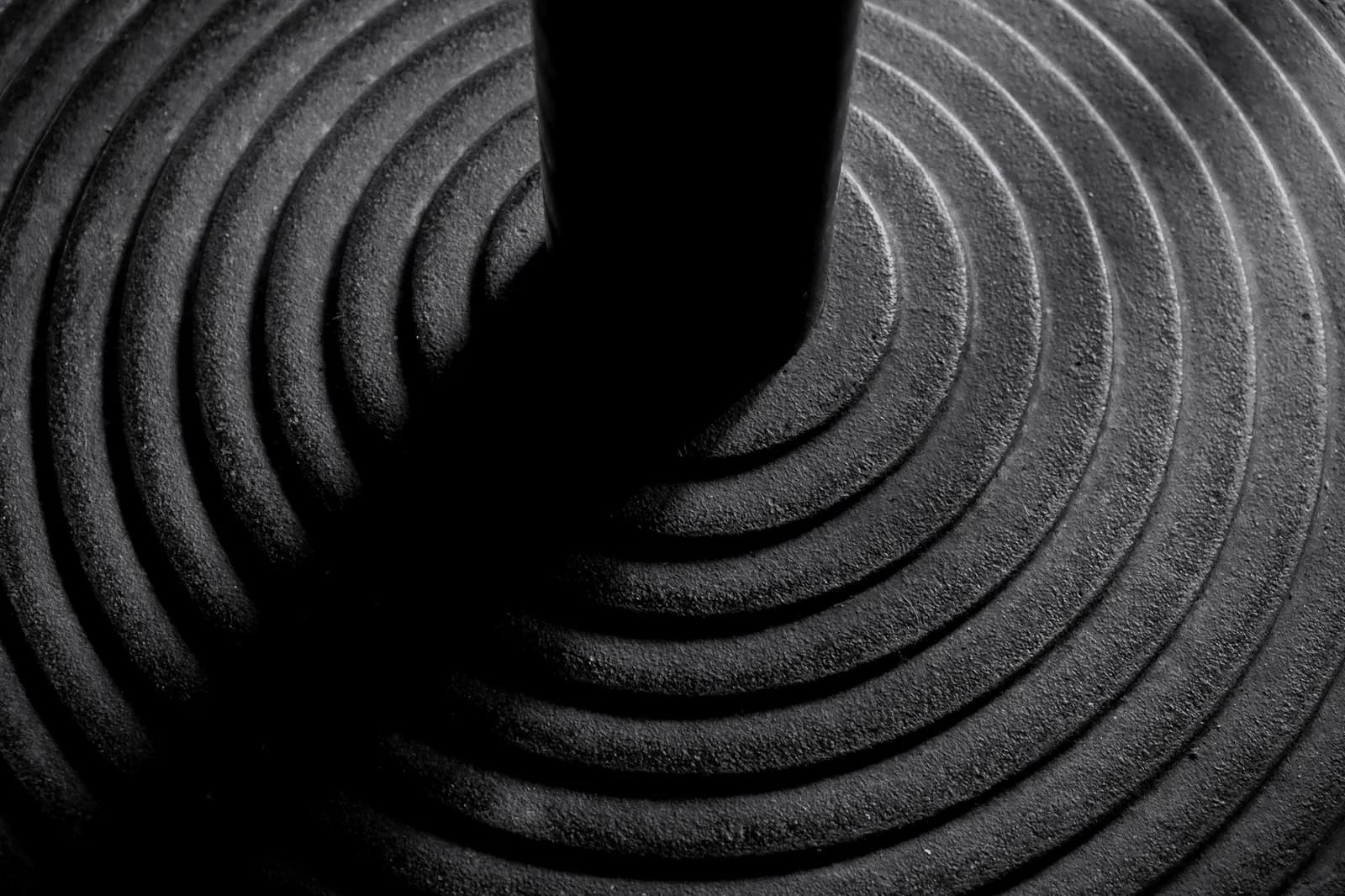 Escalier hélicoïdal en acier sombre vu par en dessous, limons concentriques