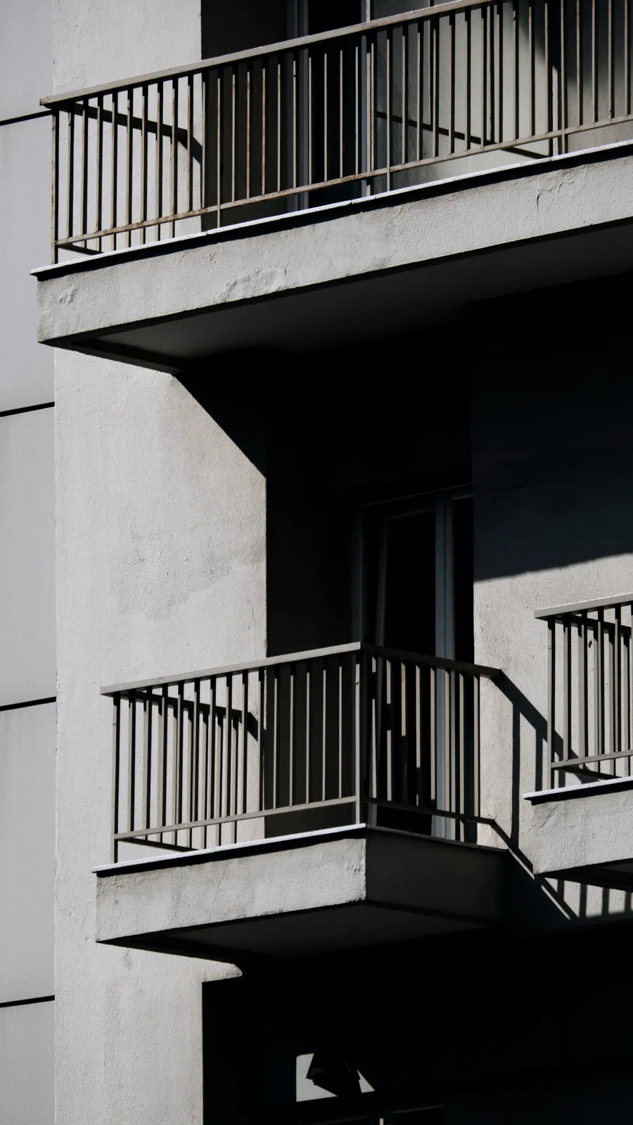Garde-corps en acier à barreaudage fin le long d'un escalier extérieur et de son palier