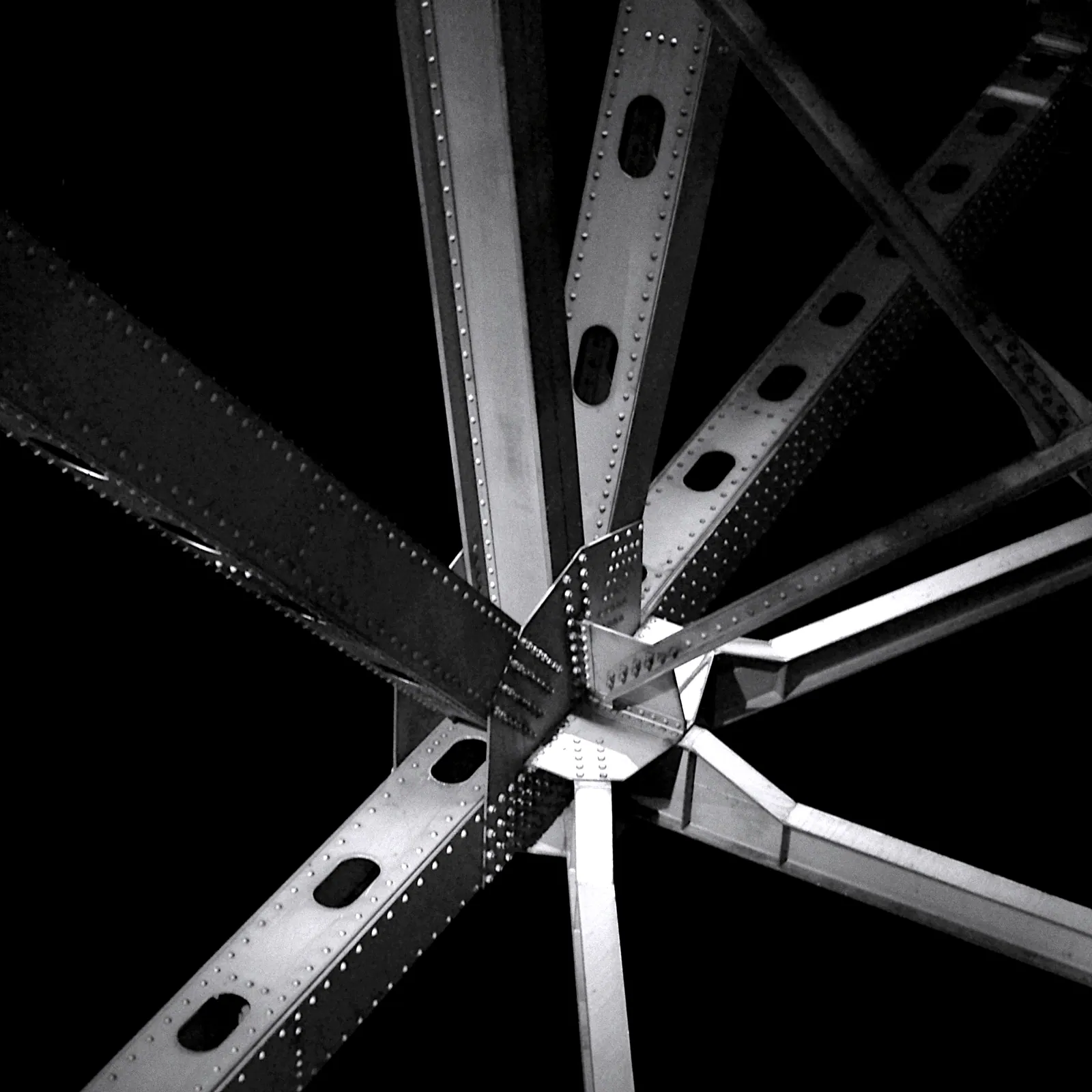 Noeud d'assemblage radial en acier réunissant plusieurs barres sur une même platine