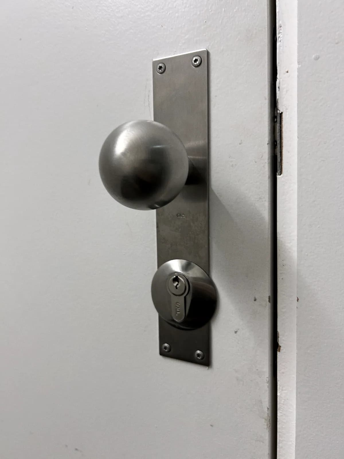 Bouton fixe et cylindre sur plaques, sur une porte d'accès