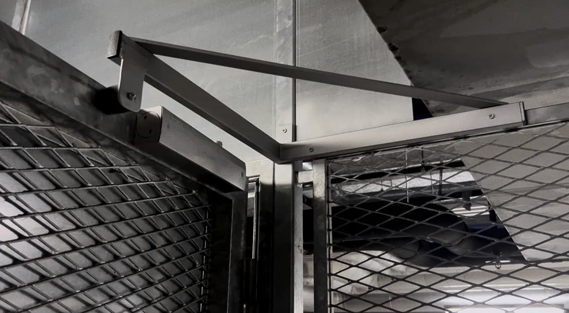 Protection en métal déployé sur ossature acier, portée par des consoles